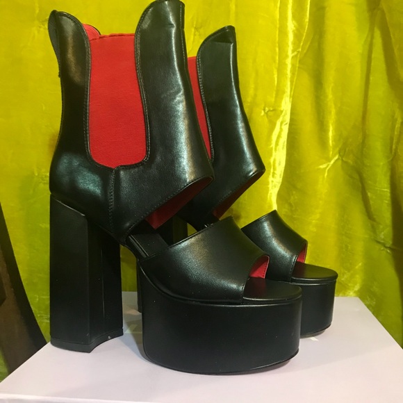 Lamoda Shoes - Open-toe platform heels.